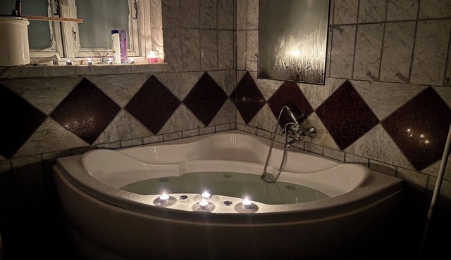 Family friendly 2 bedroom basement suite - 15 min to Copenhagen with Jacuzzi