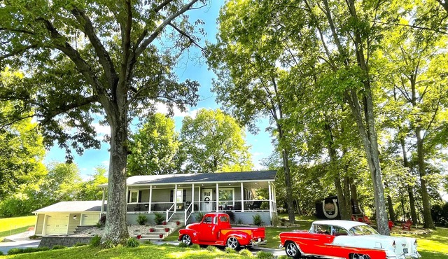 Family Friendly! 2-Car Garage. 3 mi to I-65. Fire pit. Ping Pong. Games!