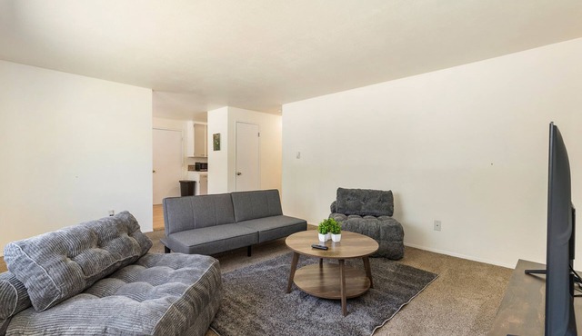 Family-Friendly 2BR Home in Lynnwood w/Parking