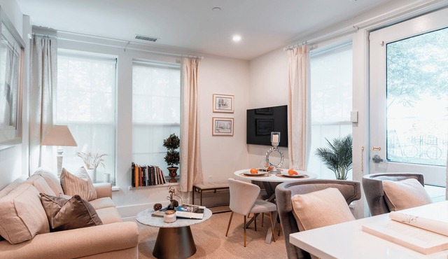 Family-Friendly 2BR Walk to Waterfront & Park Parking East Side