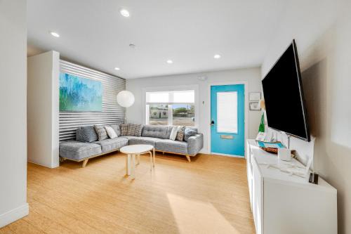 Family Friendly 2BR Villa in Downtown - 1 Block Walk to the Beach