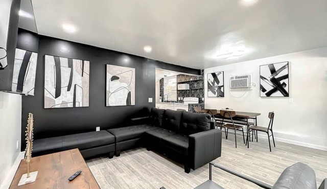 Family-Friendly 2BR Wi-Fi + Pets Near Disney