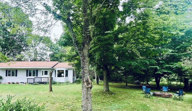 Family Friendly 2BR with Lake Michigan Beach, Skiing, Golf Nearby