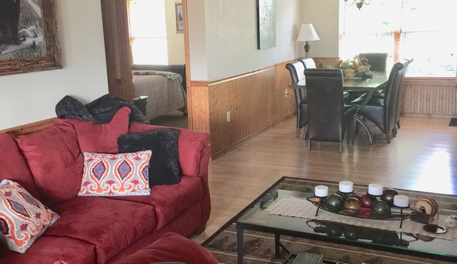Family-friendly, 3 Bedroom Cottage, close to all Pigeon Forge attractions!