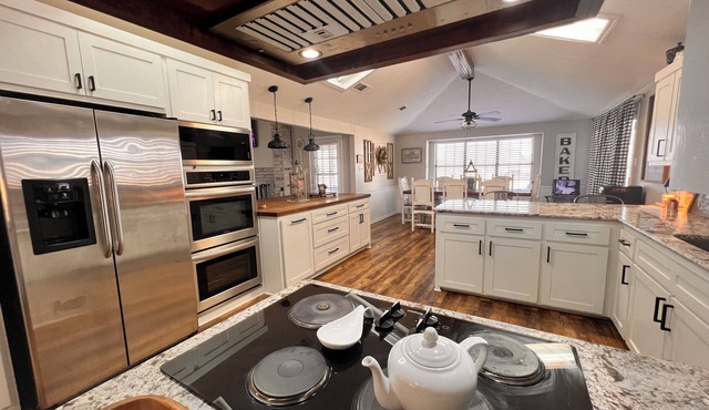 Family friendly, 3-bedroom house in Midlothian with 1.3 acres, big patio, fishin