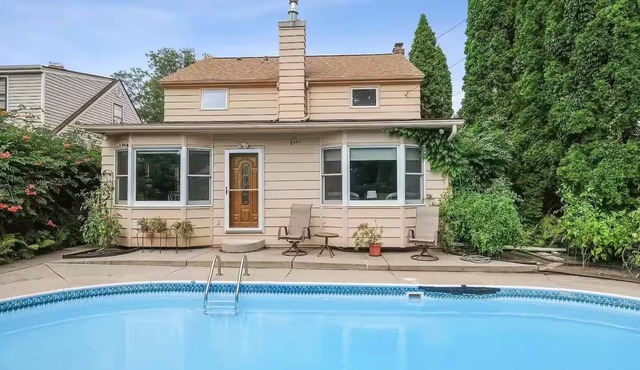 Family friendly 3 bedroom home, in ground heated pool, near downtown St. Paul