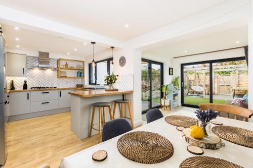 Family Friendly 3 Bed Home - Pass the Keys