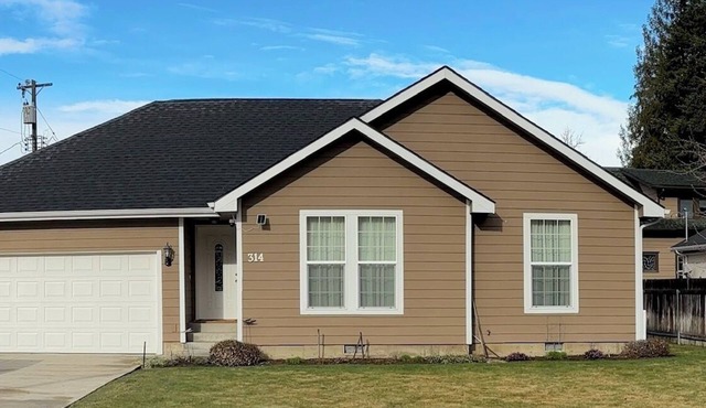 Family friendly 3-bedroom house in charming Deer Park with AC, WiFi and more.