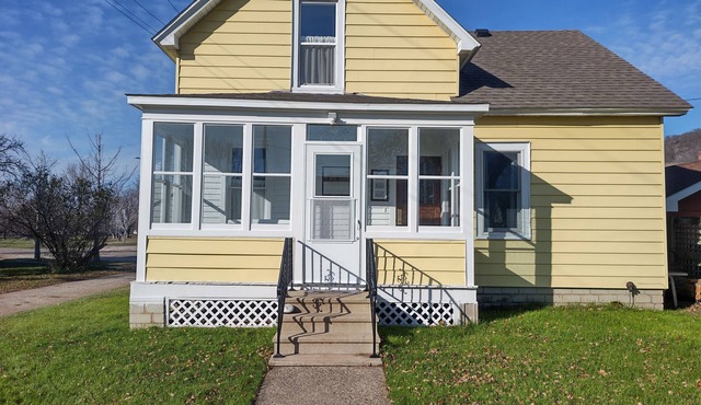 Family-Friendly 3-bedroom house, Firepit, Clawfoot Tub, Local Attractions
