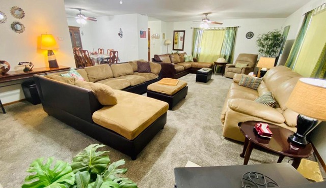 Family friendly, 3 bedroom house, with king bed for up to 15 - BBQ - Internet - jet tub