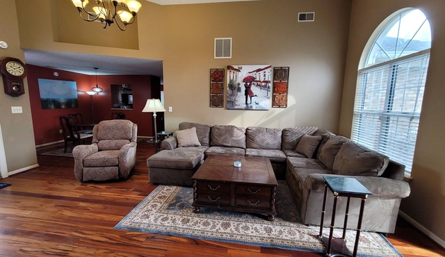 Family Friendly 3 BR w/King Bed and Jacuzzi tub