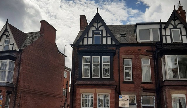 Family friendly, 3 bedrooms with parking & garden. Close to beach and town.