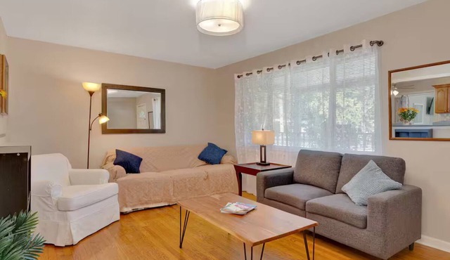 Family Friendly, 3 KIngs, Full Kitchen, Pet friendly in a quiet neighborhood