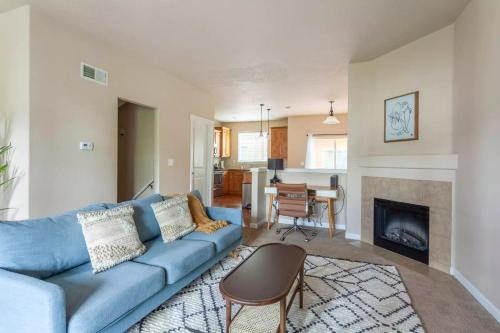 Family friendly 3 story townhouse with workspace