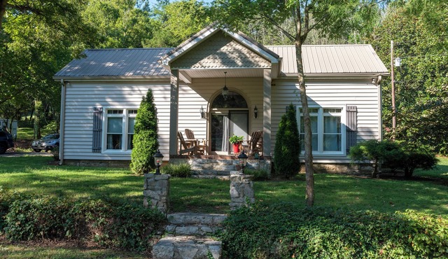 Family friendly 3-bedroom farmhouse in the Tennessee Valley near Fayetteville