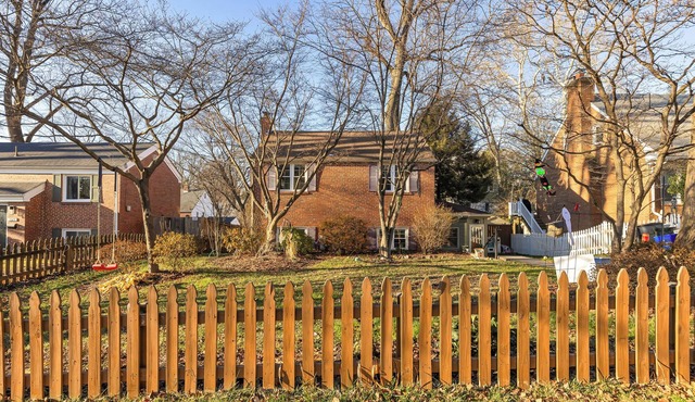 Family-friendly 3BR house; free parking & walk to Metro