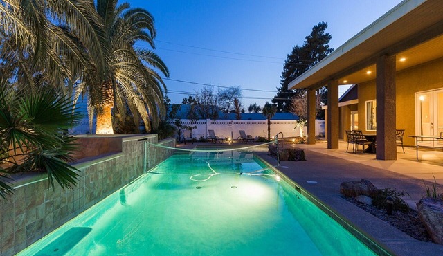 Family Friendly 3600 Sq Ft 5 Bedrooms 4 Bathrooms 3 Miles To Strip