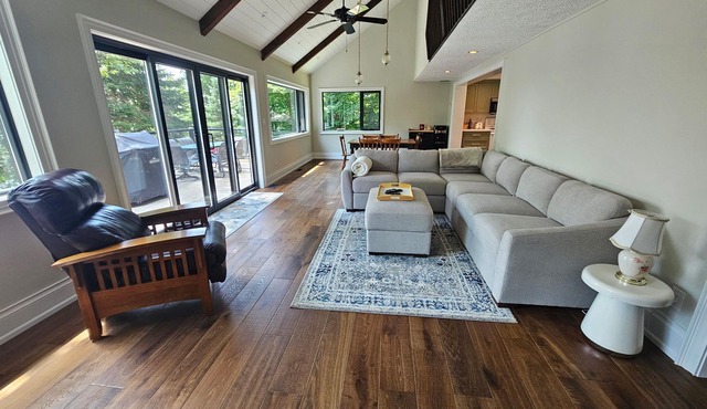 Family-Friendly 3BR Cottage Sleeps 6 Waterfront Pet-Friendly AC+Heat