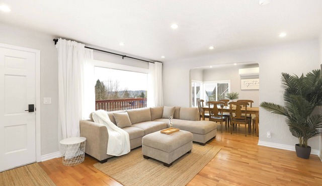 Family-Friendly 3BR Home w/AC Minutes to Shipyard & Seattle Ferry