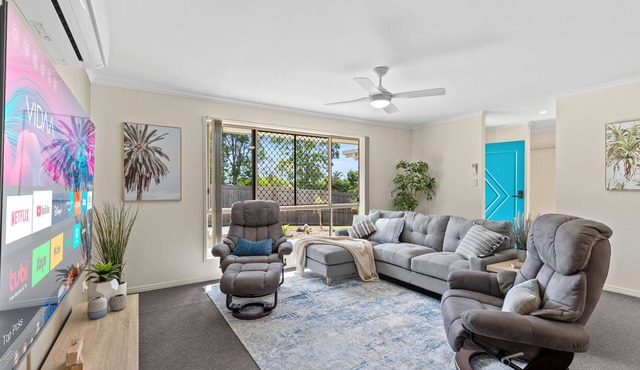 Family-Friendly 3BR Home in Hervey Bay | Parkside, Pet Friendly & Fast Wi-Fi