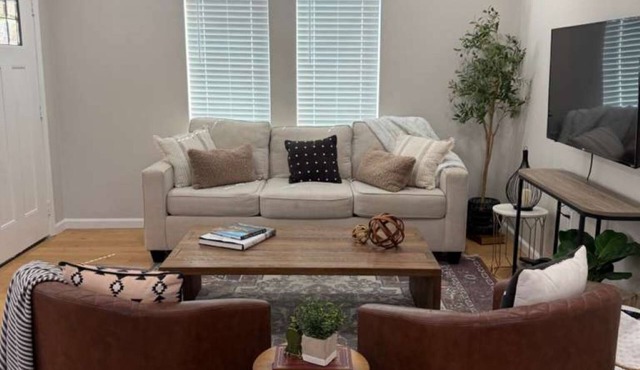 Family-Friendly 3BR Home at W Valverde with game room