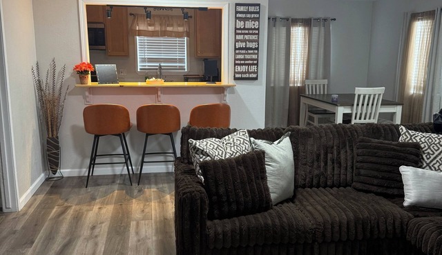 Family-Friendly 3BR Home {Sleeps 6+ } Manteca