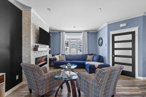 Family-Friendly 3BR, HotTub, Patio, Bar, Fireplace