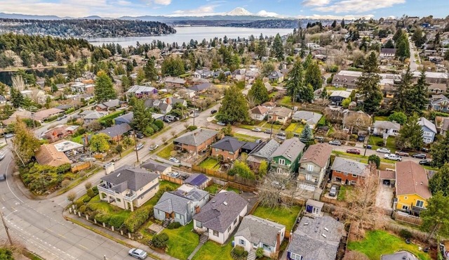 Family‑Friendly 3BR in Seward Park Walkable Coffee Shops Restaurants