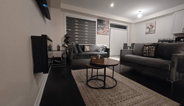 Family-Friendly 3BR Townhome in Vaughan| Near Canada’s Wonderland + Free Parking