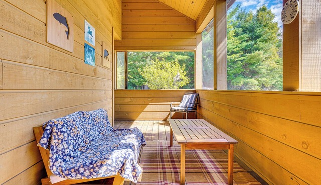 Family Friendly 3BR 3.5BA Lodge w/Lake & Beach, Screened Patio, Grill, Sunroom