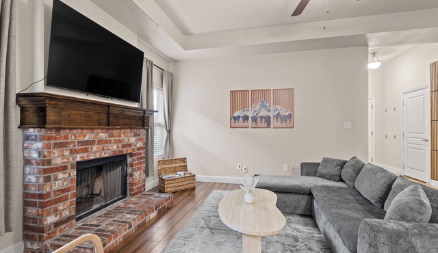 Family-Friendly 3BR Retreat Sleeps 10 King Suite Bunks and Office