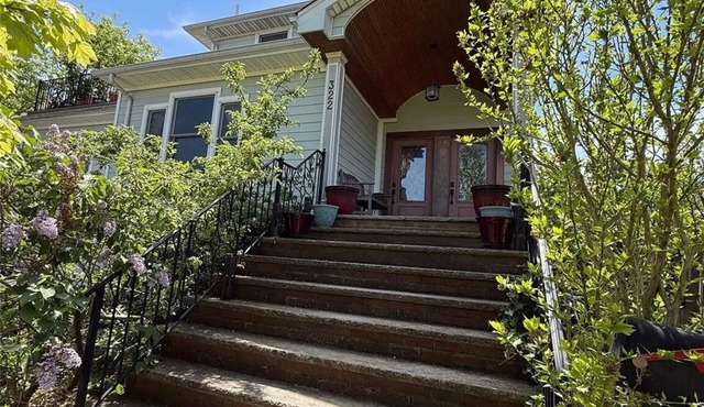 Family friendly 4-bdrm beach house near surf beach w outdoor shower, AC, & bikes