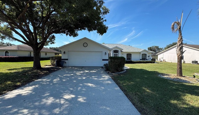 Family Friendly 4-bdrm house with heated pool on Lakeside Golf Course