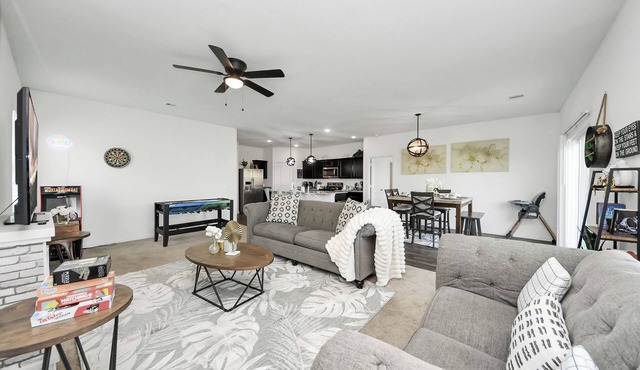 Family-Friendly 4-bedroom Oasis with Fully Equipped Kitchen & Relaxing Vibes.