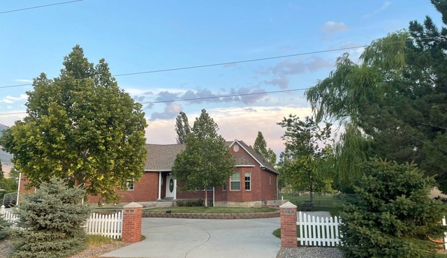 Family-Friendly 4-Bed w/Lush Yard, Views & Parking