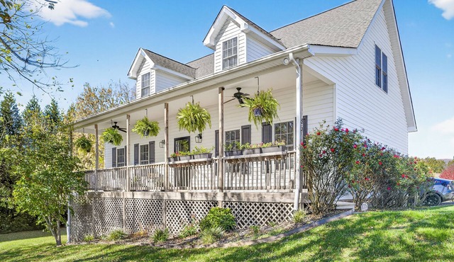 Family-Friendly 4 BR w.King Bed, EV Charger + Peloton + Mountain Views