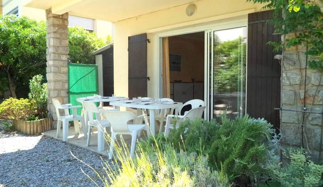 Family-Friendly 4-Room Apartment, Sleeps 8, Steps from Beach in Tranquil Narbonne Plage