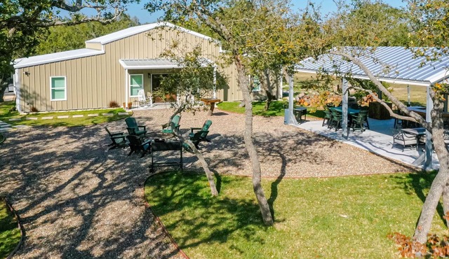 Family friendly 4bd/4b Lodge located minutes from Goose Island State Park