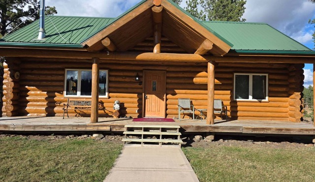 Family Friendly 4BR, 3 Bath Cabin w/Hot Tub in the heart of the Black Hills