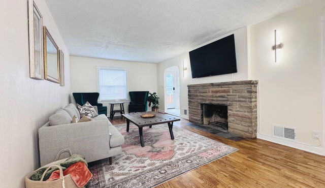 Family-Friendly 4BR Lansing Retreat Near MSU, Dining & Downtown Lansing