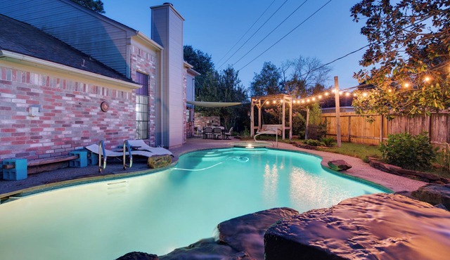 Family-Friendly 4BR w/Heated Pool, Spa & Game Room near The Woodlands and IAH