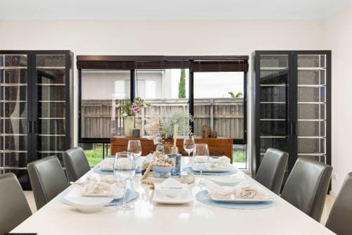 Family-Friendly 4BR with Dual Dining Kid-Friendly