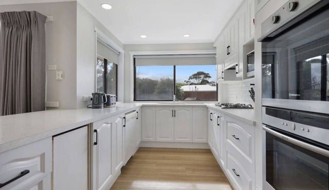 Family friendly 5 bedroom house with large yard