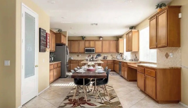 Family-friendly 5 Bed/3 Bath House with Gym and Backyard