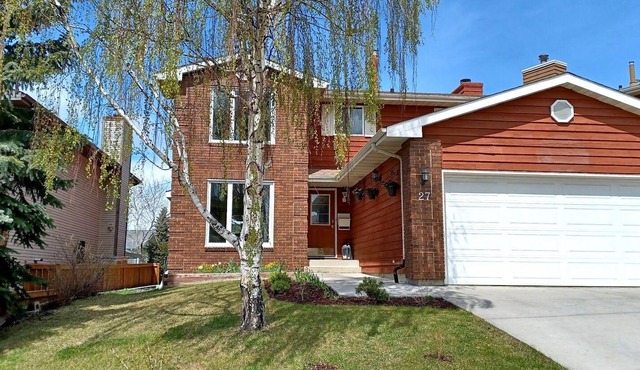 Family friendly 5 bedroom house with Mtn view- backs onto a park with playground