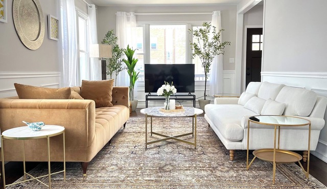 Family friendly 5b/4ba sun-drenched home in Jefferson Park, 2 car garage!