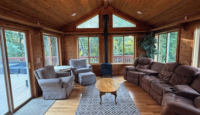 Family-Friendly 5BR Home in Blaine - Hot Tub + Games + Space