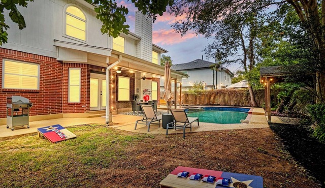 Family Friendly- 5BR - Pool & Hot Tub-Game Room & Playhouse- Fenced Yard-Firepit