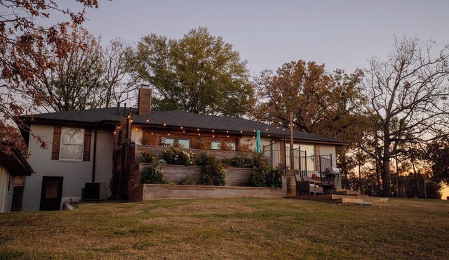 Family-Friendly 5BR Waterfront Retreat with Stunning Views on Cedar Creek Lake
