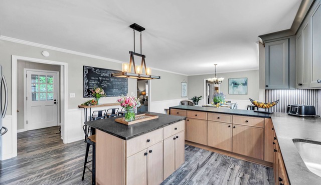 Family Friendly 7 bedrooms, 4.5 baths with game room & ping pong table